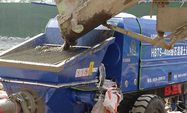 細(xì)石混凝土泵用完后的清洗方法